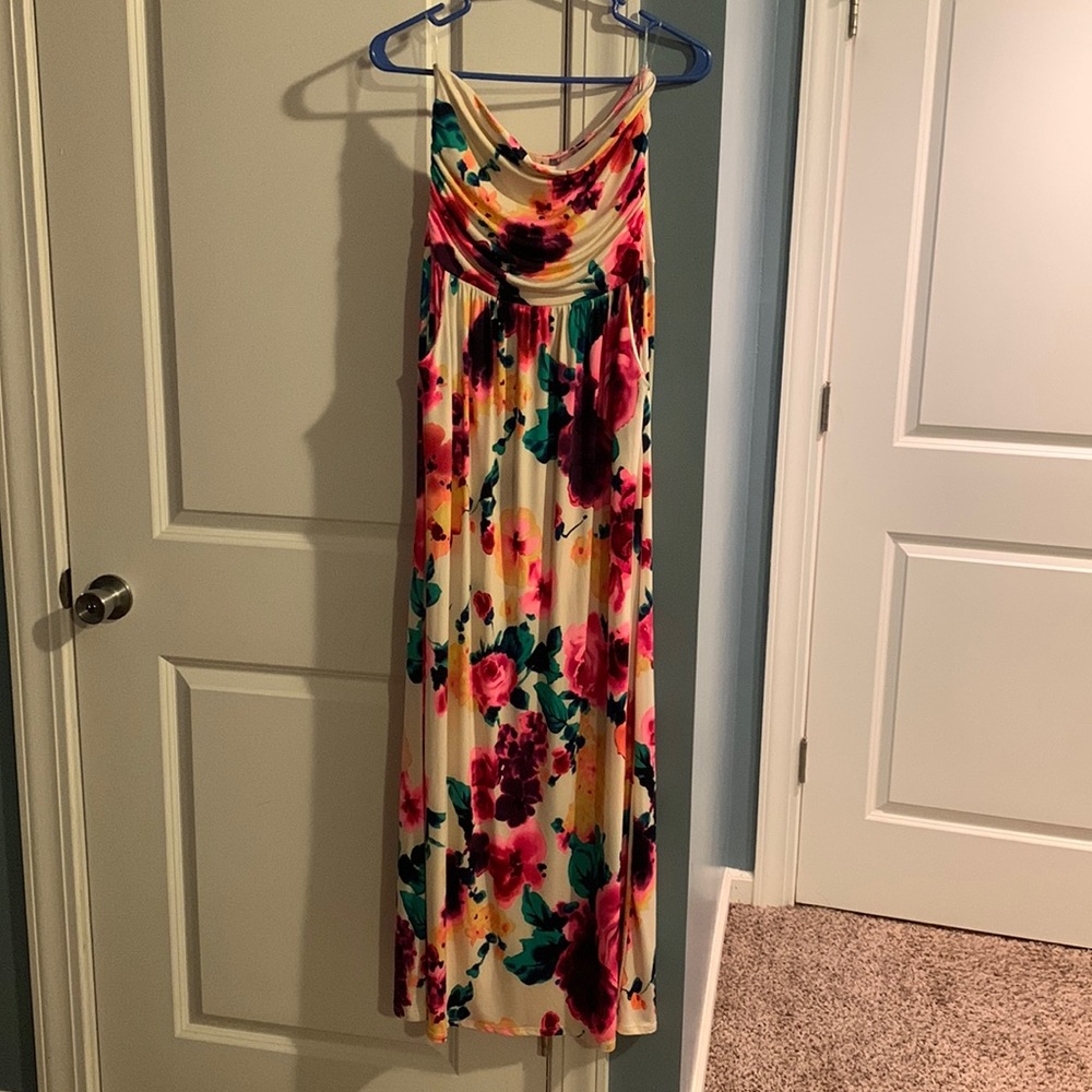 Medium strapless dress with pockets! Like new!
